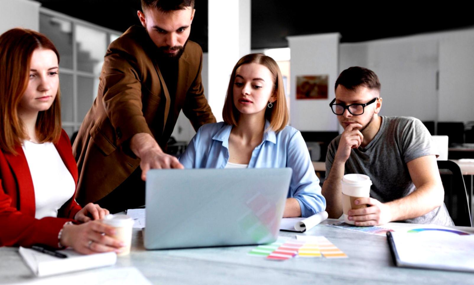 Espacio de trabajo con análisis financiero y documentación