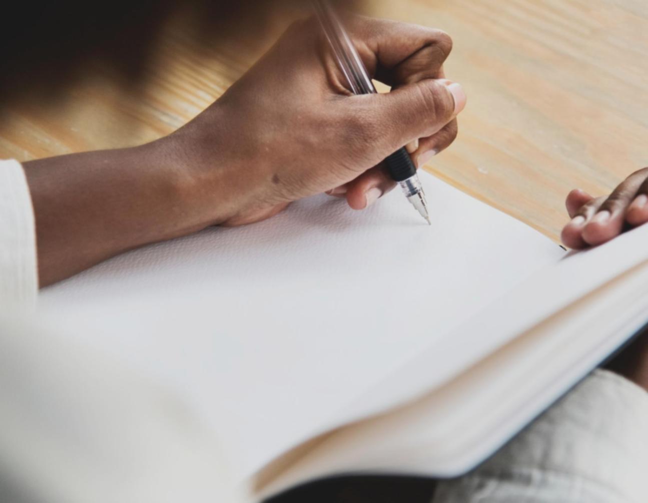 Gráficos financieros y análisis de mercado en pantalla